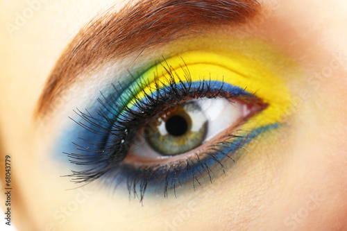 Beautiful eye with bright m...