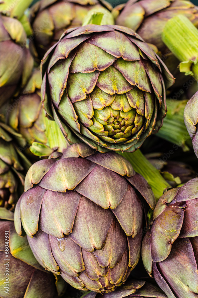Obraz premium Green artichokes at the farmers market