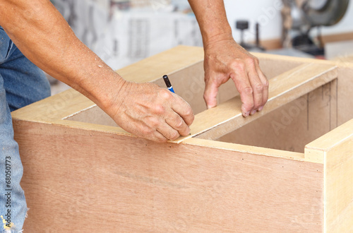 Obraz na płótnie carpenter make new furniture for house w salonie