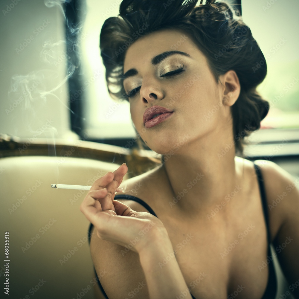 Obraz premium Retro style smoking fashion woman portrait on arm chair