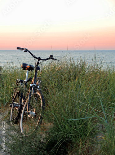 Fahrrad bei Sonnenuntergang am Strand