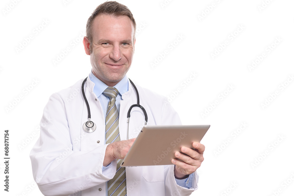 Männlicher Arzt arbeitet mit einem Tablet Computer Männlicher Arzt arbeitet mit einem Tablet Computer