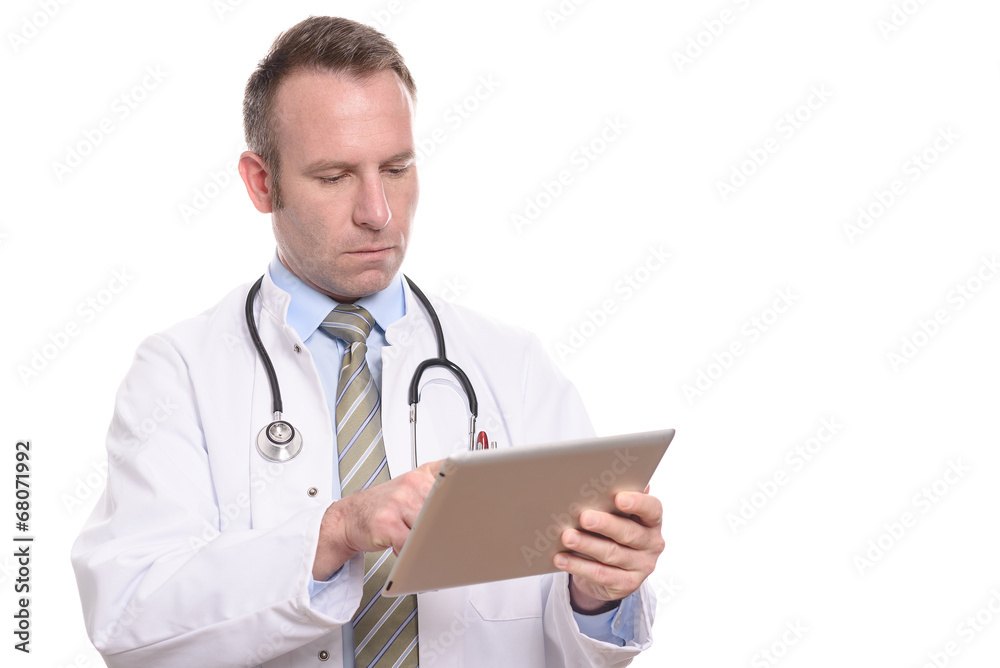 Männlicher Arzt arbeitet mit einem Tablet Computer Männlicher Arzt arbeitet mit einem Tablet Computer