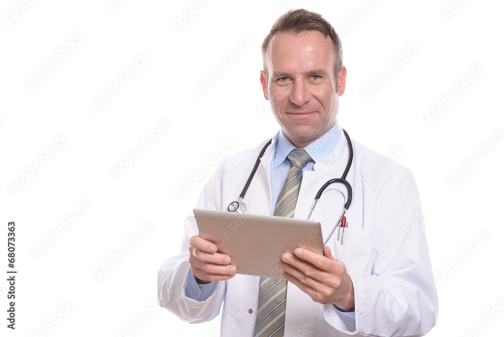 Männlicher Arzt arbeitet mit einem Tablet Computer Männlicher Arzt arbeitet mit einem Tablet Computer