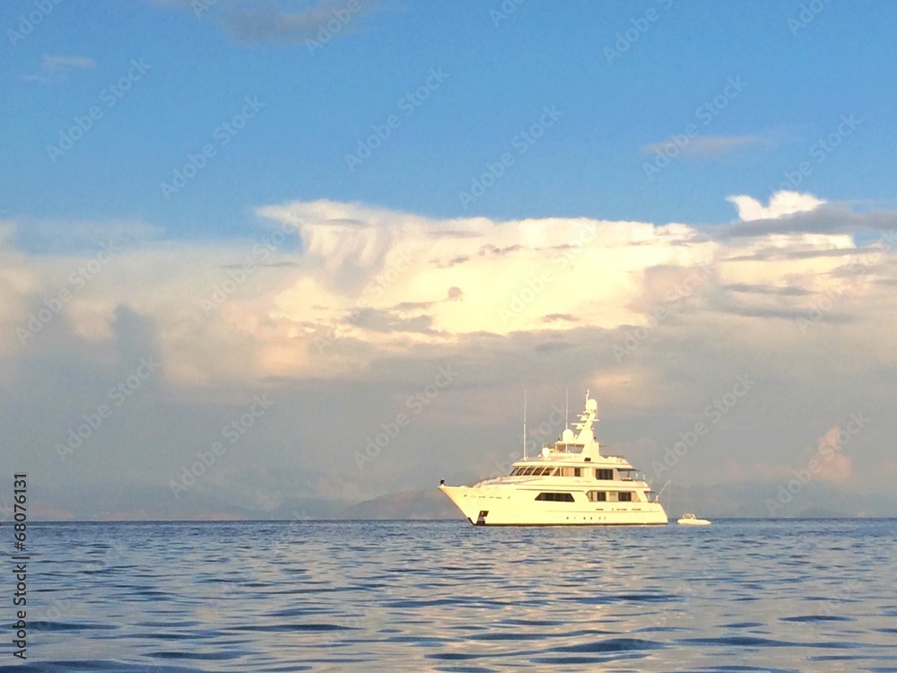 Luxus Schiff am Meer als Hintergrund 