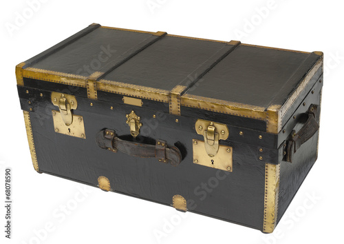 Photo Antique steamer trunk in wood and brass, isolated