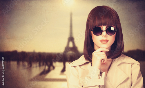 Style girl in sunglasses and Tour Eiffel on background. © Masson