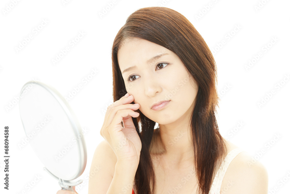顔のシミを気にする女性 顔のシミを気にする女性