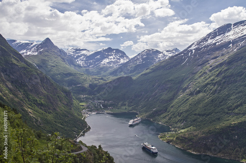 Geirangerfjord mit Kreuzfahrtschiff