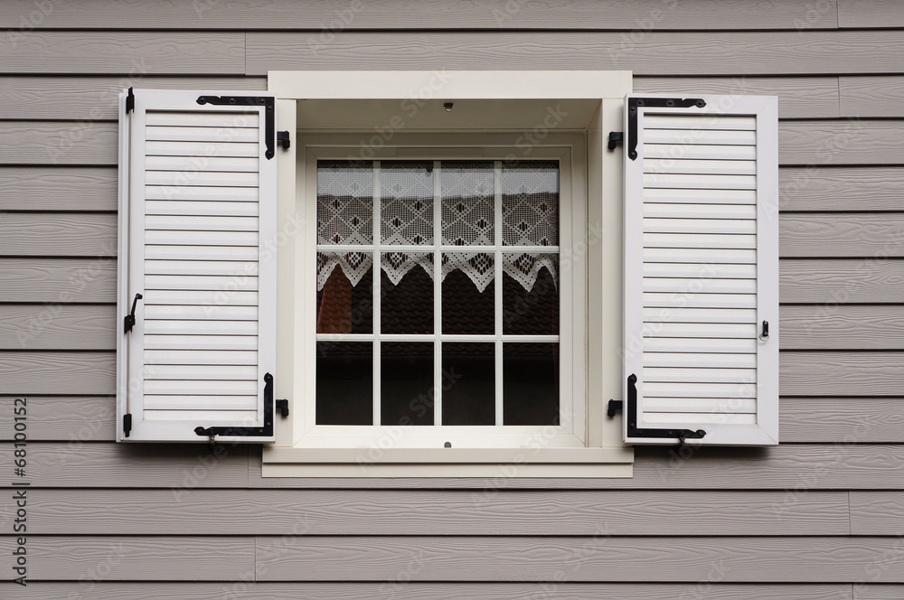 Modernes Fenster in Fassade mit Fassadenplatten Modernes Fenster in Fassade mit Fassadenplatten