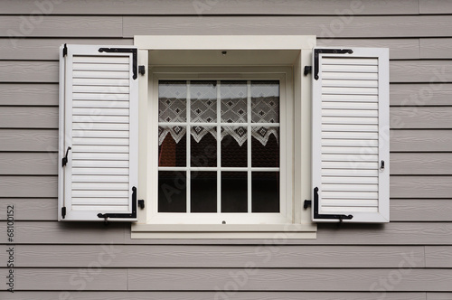 Modernes Fenster in Fassade mit Fassadenplatten photo