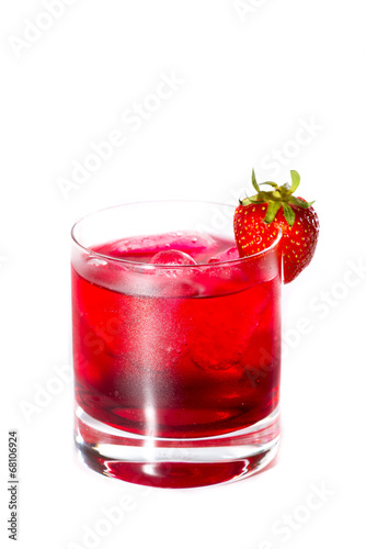 Roter Gin Cocktail mit Erdbeere