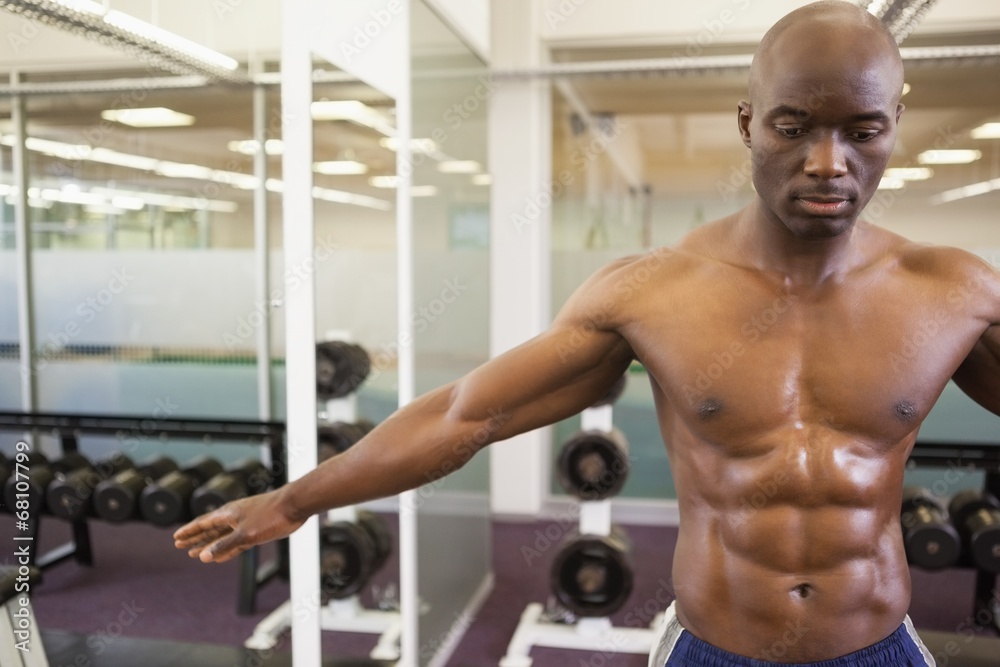 Obraz premium Serious shirtless muscular man in gym