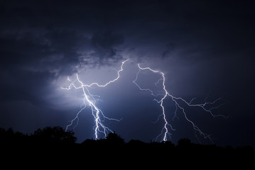 Keuken achterwand Onweer Felle bliksemschicht doorklieft donkere hemel  © serkucher