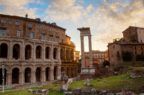 Marcellus-Theater und antike Säulen in Rom