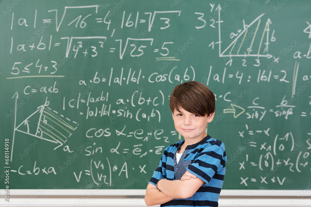 intelligenter junge vor einer tafel mit formeln intelligenter junge vor einer tafel mit formeln