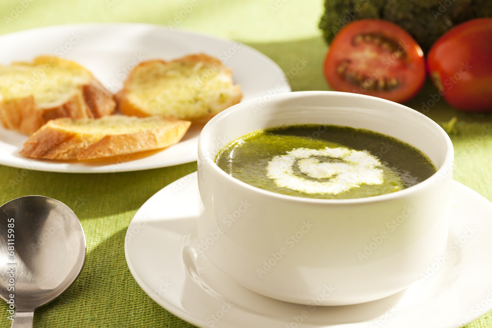 Celery, spinach, broccoli and green pea soup Celery, spinach, broccoli and green pea soup