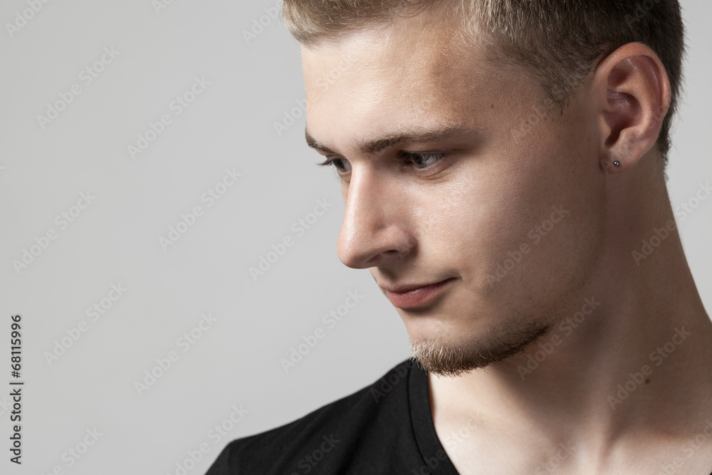 Fototapeta premium thoughtful young caucasian man isolated on gray background