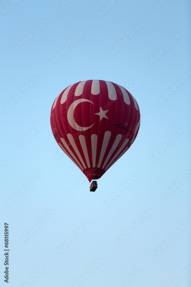 Obraz premium Balon na gorące powietrze nad Kapadocją o wschodzie słońca. indyk