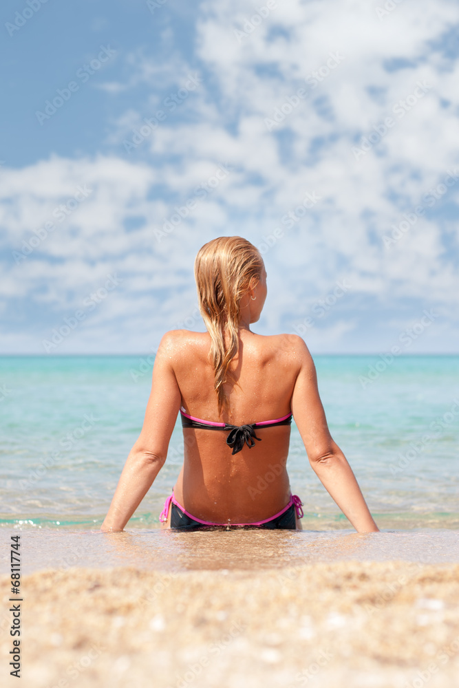Fototapeta premium Young woman in the beach