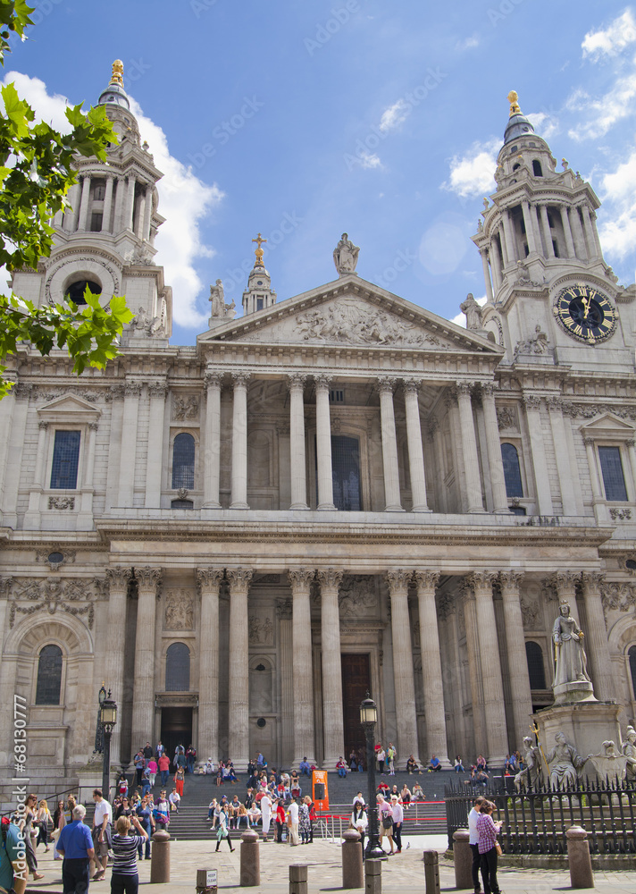 London, St. Paul cathedral, square in front