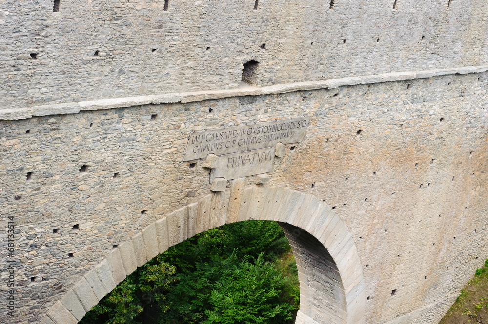 Ponte acquedotto romano Pont d'Aël - A.D. 3 a.c. - Valle d'Aosta