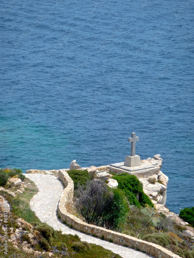crocefisso e capitello sul mare a Santa Teresa di Gallura