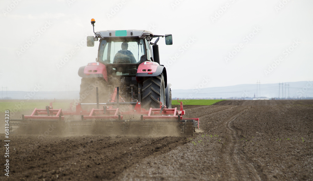 Obraz premium Arable land preparation for sowing