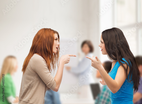 Canvas Print two teenagers having a fight at school