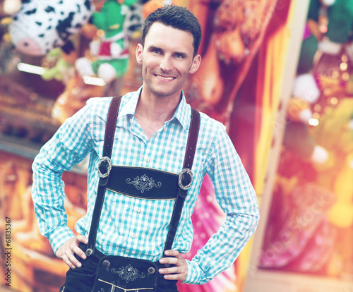 Cuadro en lienzo Man posing in traditional Bavarian Lederhosen