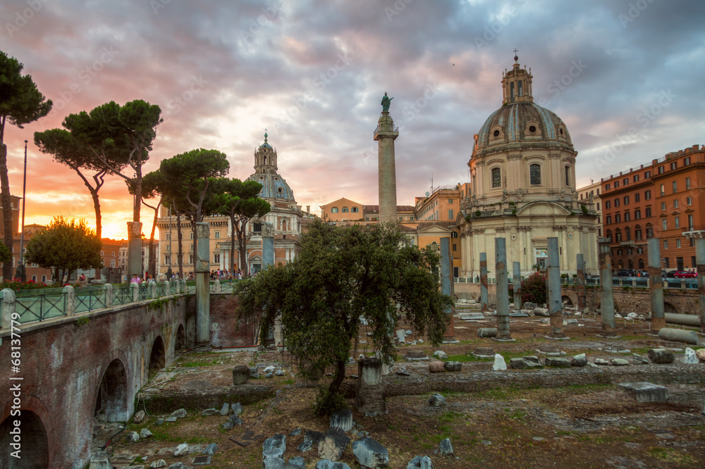 Kaiserforen mit Trajanssäule in Rom