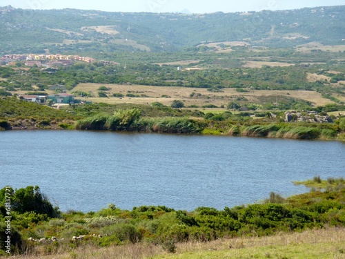 piccolo lago in Gallura, Sardegna, Italia