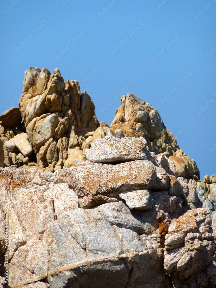 rocce di granito contro il cielo blu
