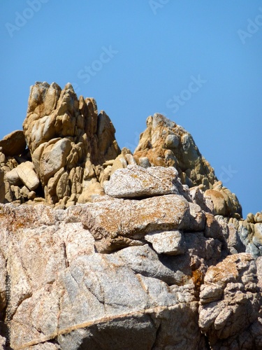 rocce di granito contro il cielo blu