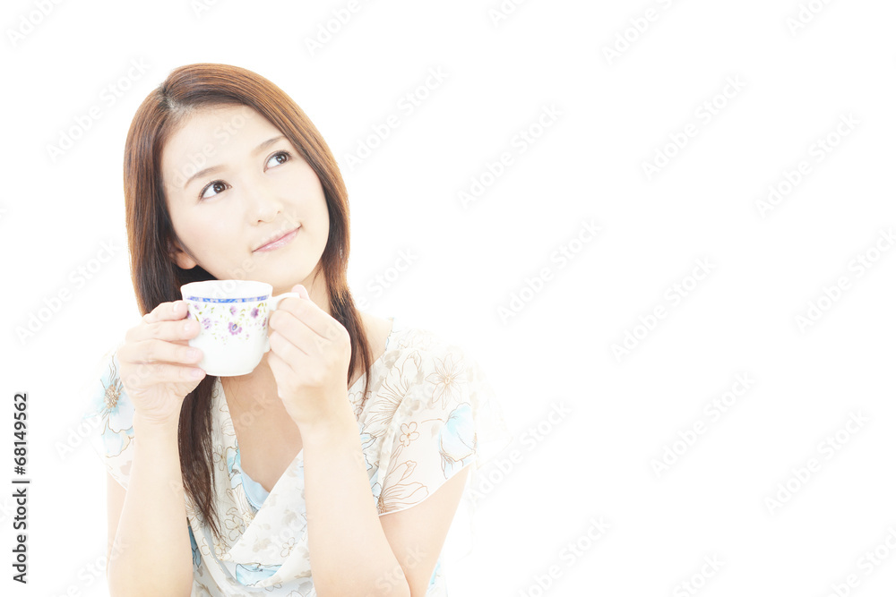 ティータイムを楽しむ女性