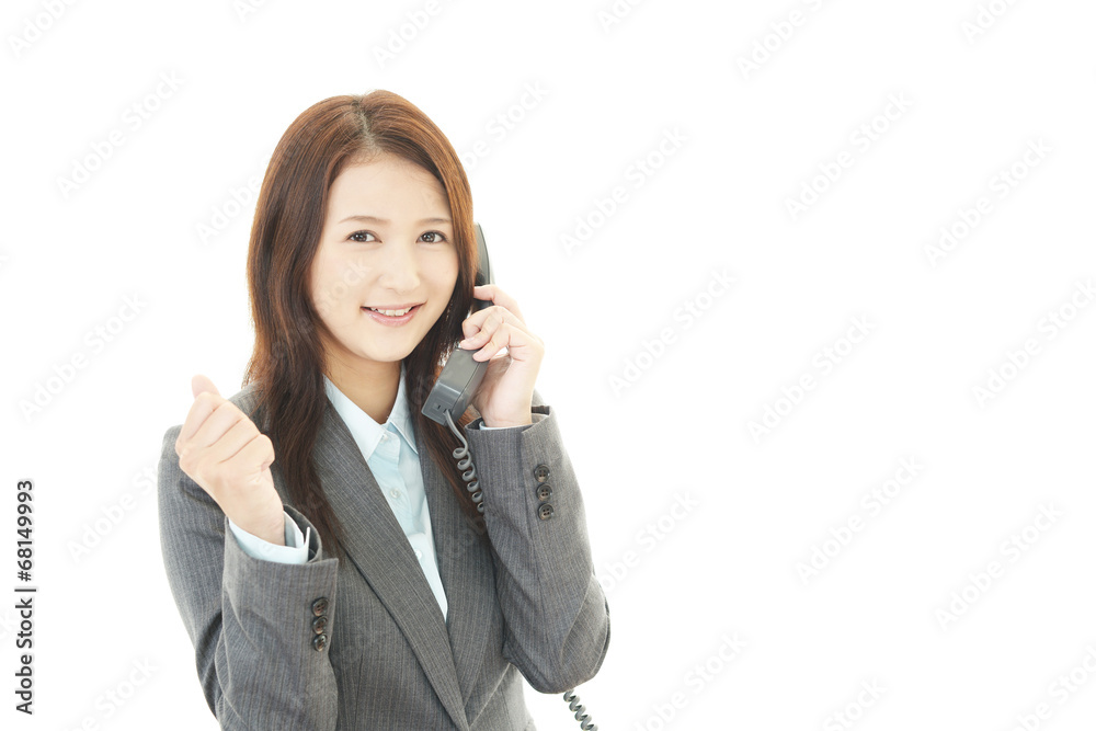 受話器を持つ女性