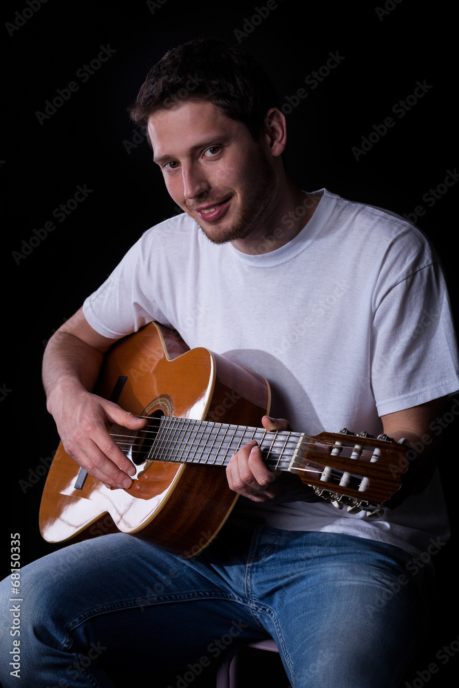 Obraz premium Male guitarist with guitar