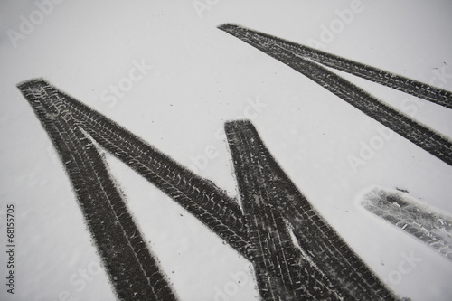 Reifenspuren im Schnee