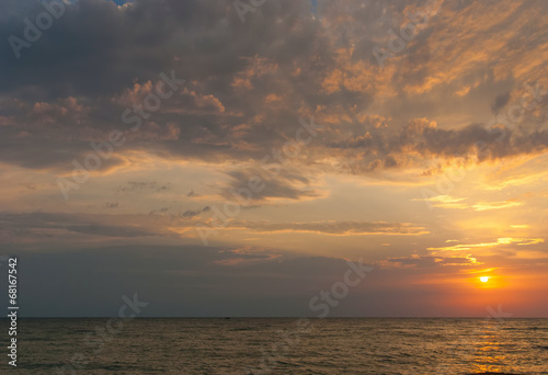 Beautiful seascape with orange warm sunrise © jukovskyy