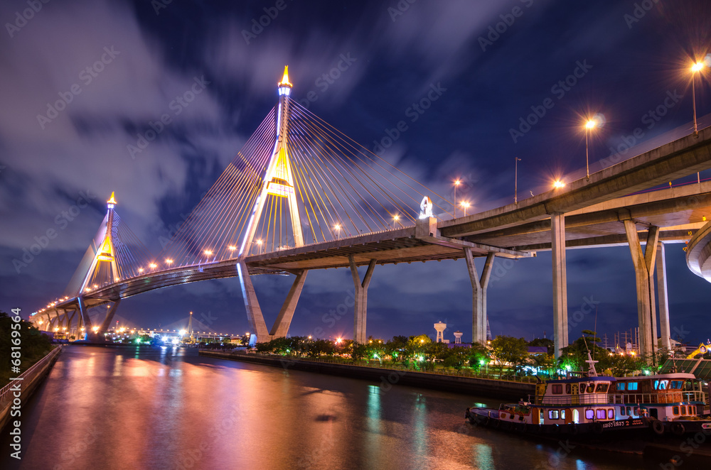 Obraz premium The Grand King Bhumibol Bridge under twilight, Bangkok, Thailand
