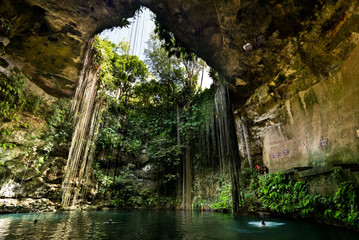 Sierkussen Mexico Cenote Ik-Kil bij Chichen Itza  © fototehnik