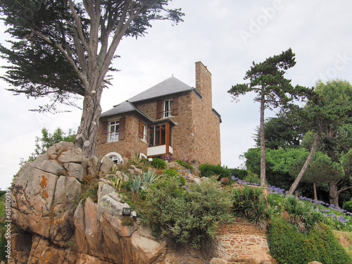 maison sur le granit rose