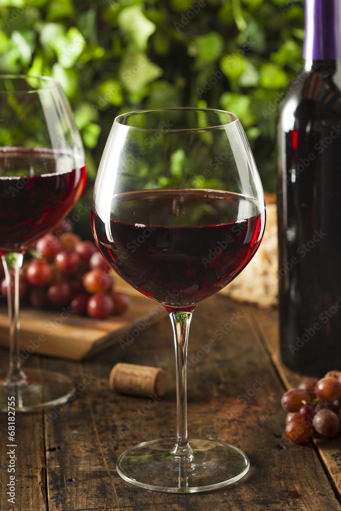 Naklejka premium Refreshing Red Wine In a Glass