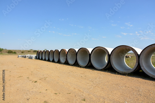 Material de construccion en terreno en obras