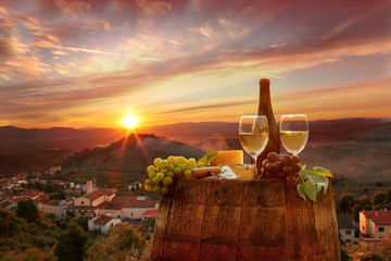 Acrylglasbilder Toskana Weißwein im Chianti-Weinberg der Toskana  © Tomas Marek