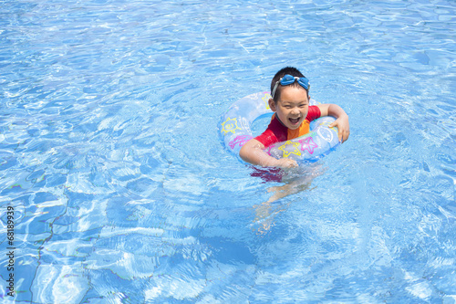 楽しくプールで遊ぶ子供 © tsuppyinny