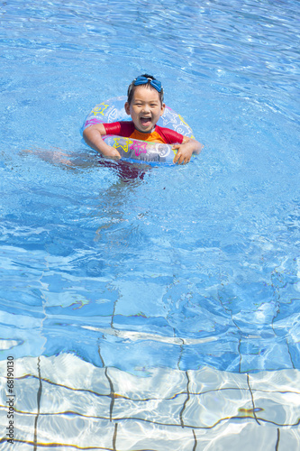 プールで遊ぶ子供 © tsuppyinny