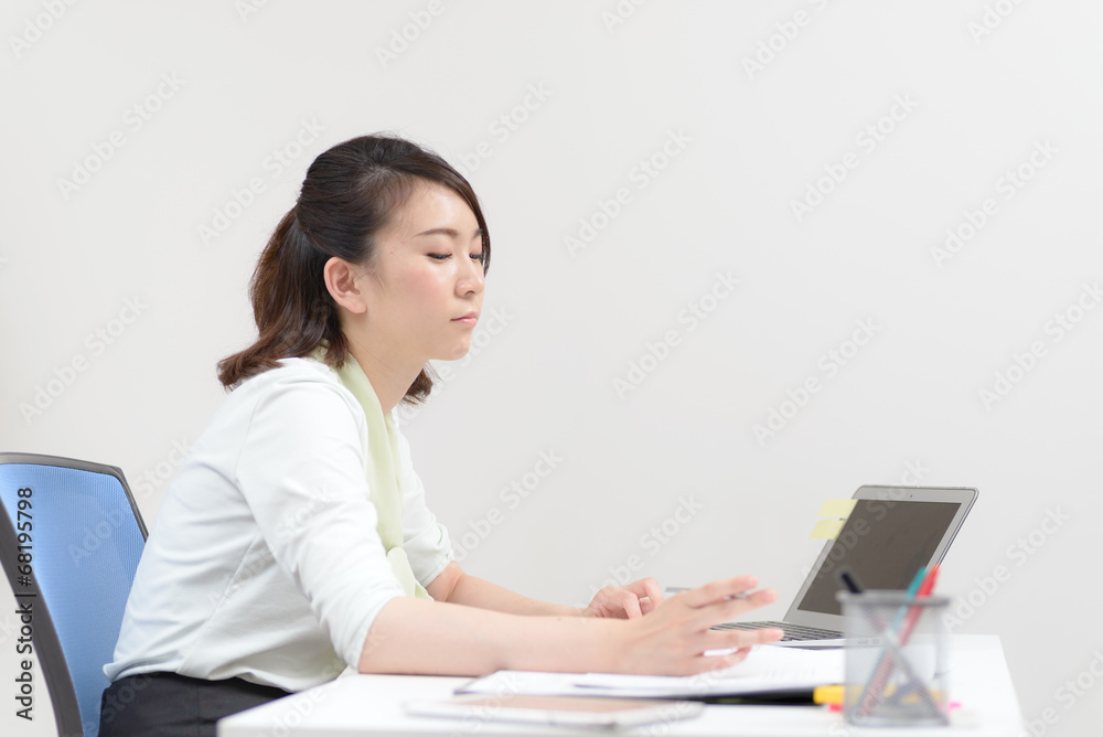 仕事中の若い女性 仕事中の若い女性