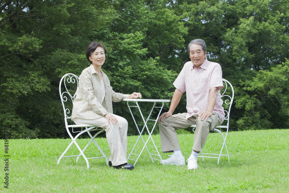 芝生でくつろぐ夫婦 芝生でくつろぐ夫婦