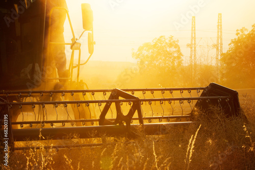 Tableau sur toile Detail of combine harvester on field
